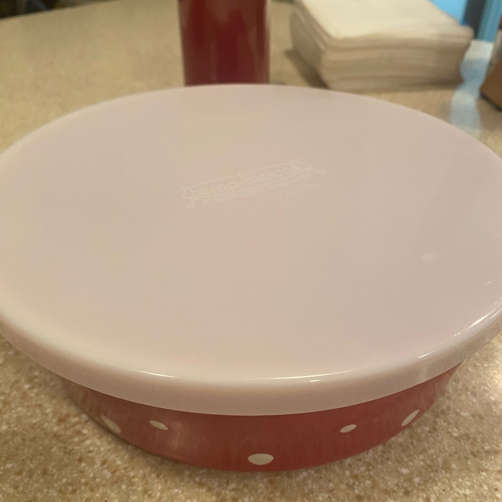 Temptations Presentable Ovenware 2.5 Quart Red and White Polka Dot With Lid
